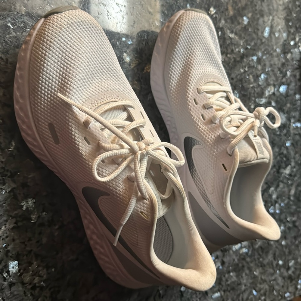 White Nike Revolution Size 9